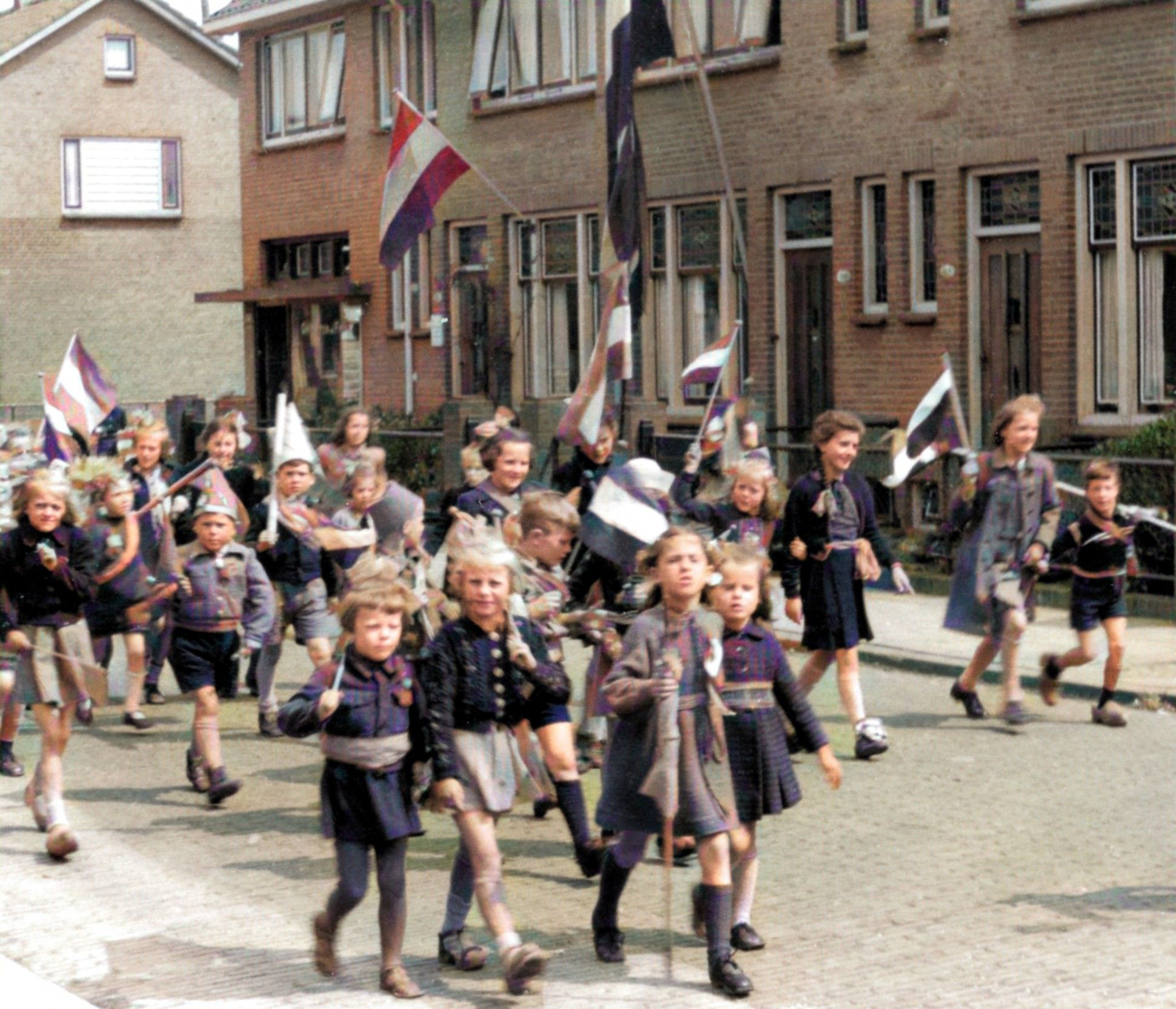 De Vlaardingse kinderen staan tijdens de Bevrijdingsfeesten centraal op dinsdag 28 augustus. Van twee tot vier uur ’s middags vindt er de ‘opmarsch van de Schooljeugd’ plaats naar het V.F.C.-Sportpark waaraan 23 scholen meedoen. Hier zien we de kinderoptocht door de Rozenlaan.
